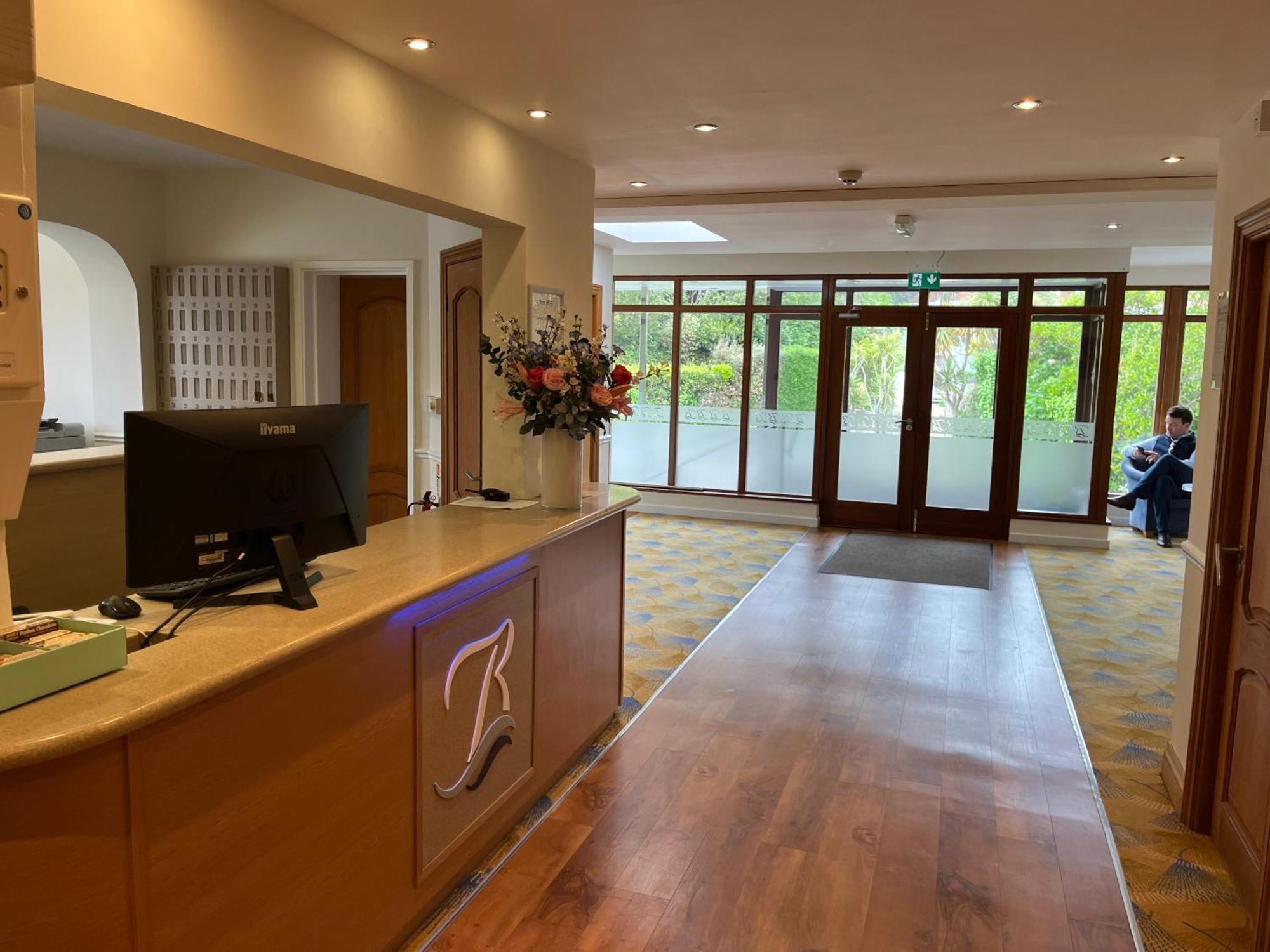 Biarritz Hotel St Brelade Bagian luar foto